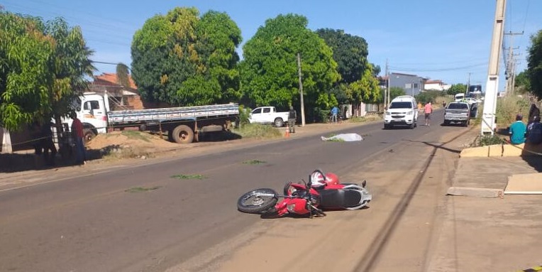 Colisão entre moto e caminhão deixou um morto e outro gravemente ferido em Picos